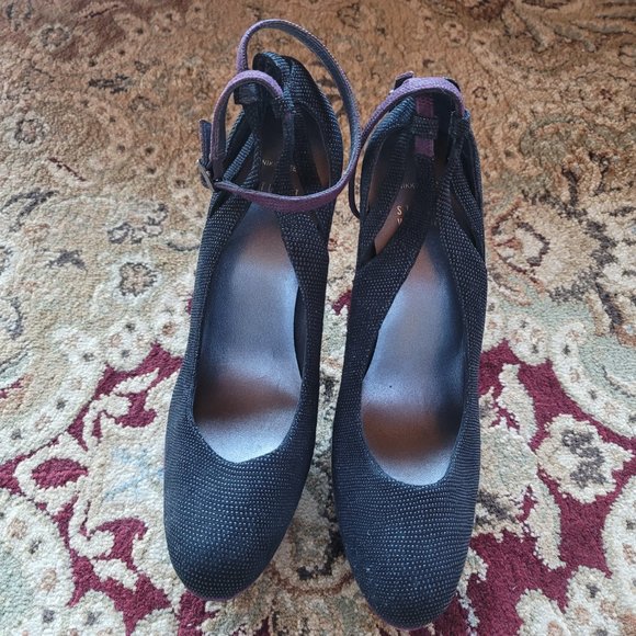 Nikki Reed for Stuart Weitzman - Picture 2 of 5